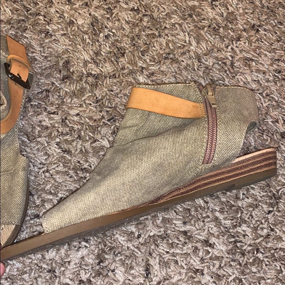 Sandals - Picture 2 of 3
